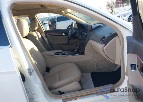 2010 Mercedes-Benz C 300 Sport z USA, uszkodzony, nr VIN WDDGF5EB3AR121015